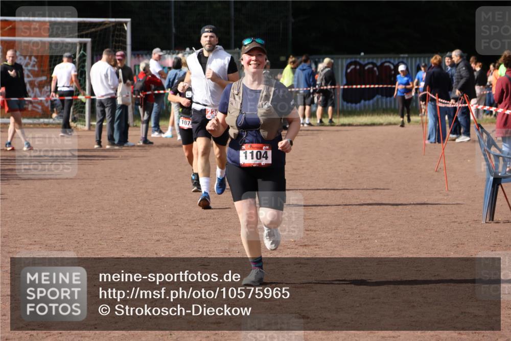 27.09.2026 - 35. Volkslauf durch das schöne Alstertal Strokosch-Dieckow http://msf.ph/oto/10575965 27.09.2026 12:30:19 Ziel 1074, 1104, 2398 meine-sportfotos.de