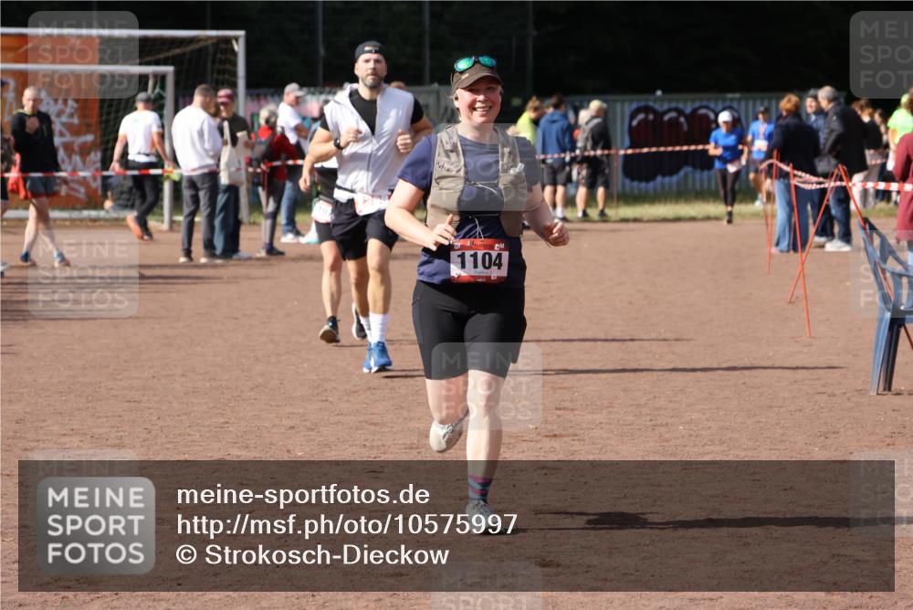 27.09.2026 - 35. Volkslauf durch das schöne Alstertal Strokosch-Dieckow http://msf.ph/oto/10575997 27.09.2026 12:30:19 Ziel 1074, 1104, 2398 meine-sportfotos.de