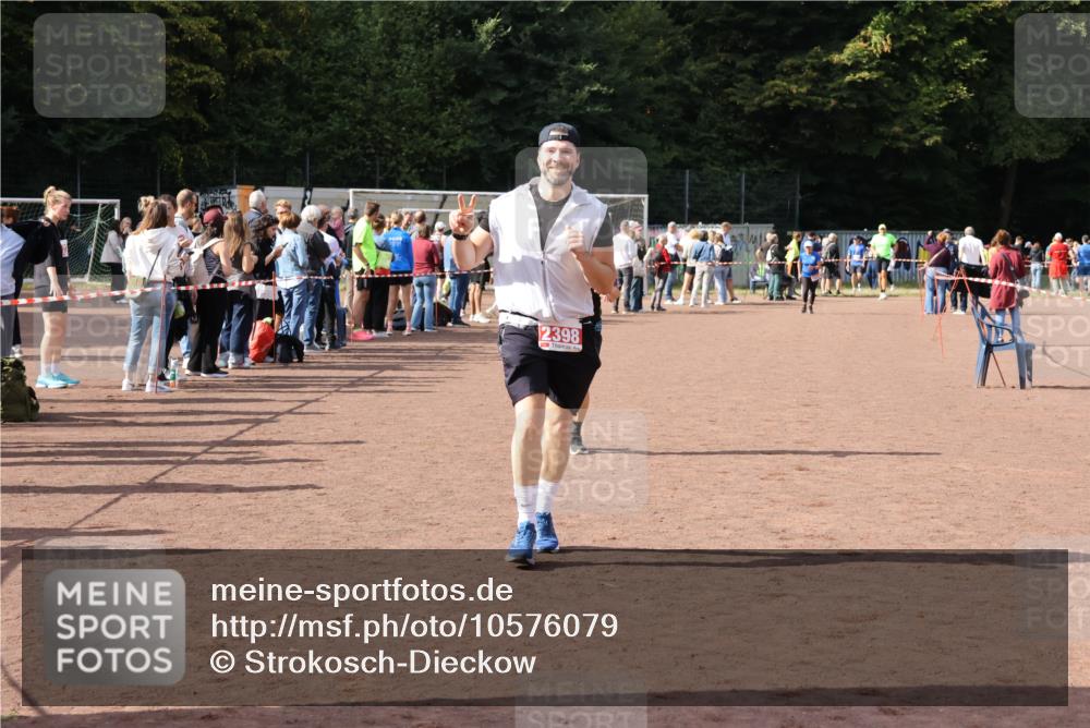 27.09.2026 - 35. Volkslauf durch das schöne Alstertal Strokosch-Dieckow http://msf.ph/oto/10576079 27.09.2026 12:30:24 Ziel 1074, 1104, 2398 meine-sportfotos.de