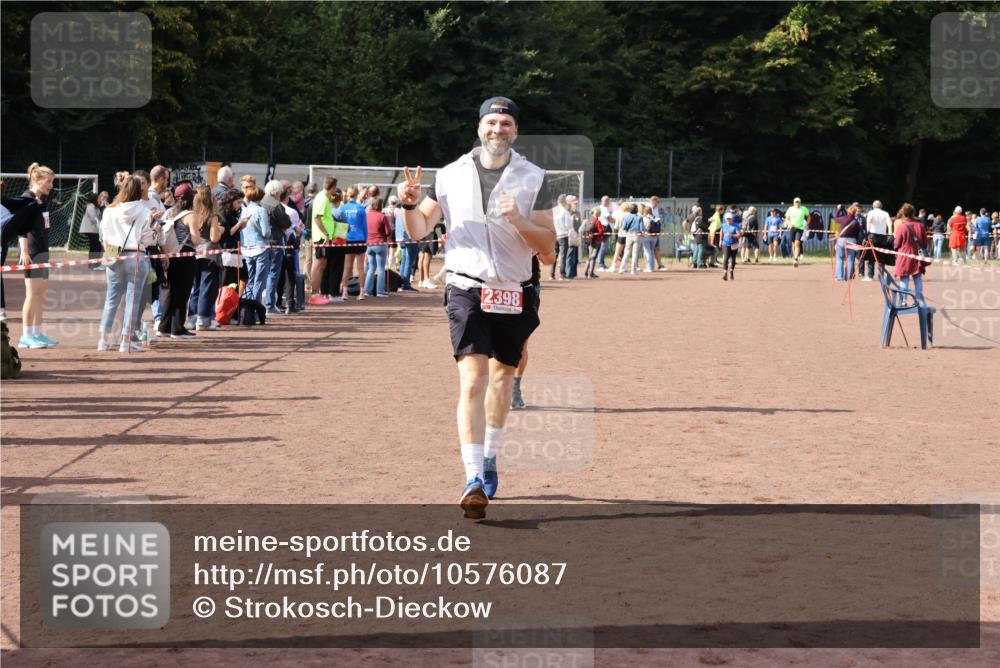 27.09.2026 - 35. Volkslauf durch das schöne Alstertal Strokosch-Dieckow http://msf.ph/oto/10576087 27.09.2026 12:30:24 Ziel 1074, 1104, 2398 meine-sportfotos.de