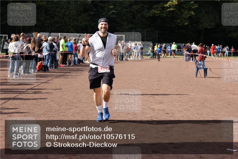 27.09.2026 - 35. Volkslauf durch das schöne Alstertal Strokosch-Dieckow http://msf.ph/oto/10576115 27.09.2026 12:30:25 Ziel 1074, 1104, 2398 meine-sportfotos.de