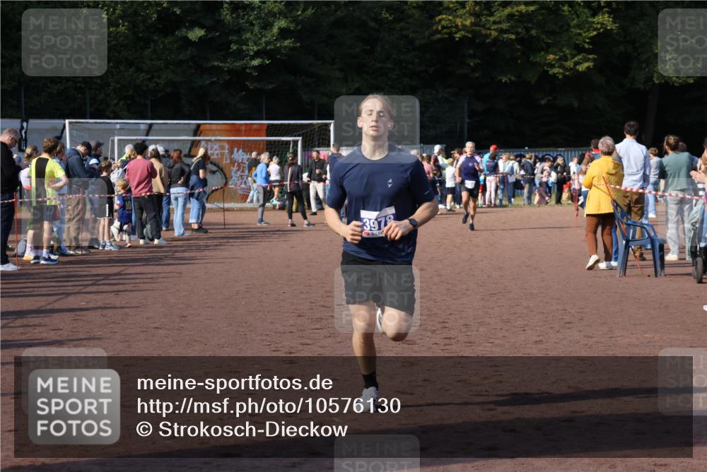 27.09.2026 - 35. Volkslauf durch das schöne Alstertal Strokosch-Dieckow http://msf.ph/oto/10576130 27.09.2026 11:20:01 Ziel 3398, 3978 meine-sportfotos.de