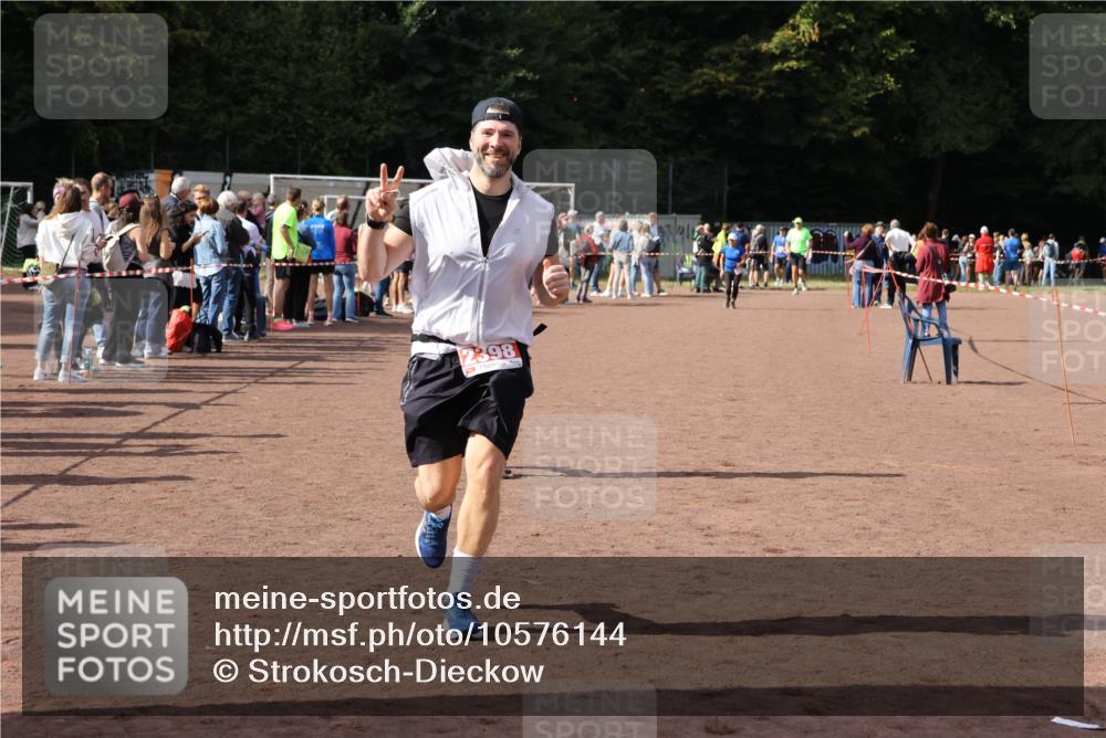 27.09.2026 - 35. Volkslauf durch das schöne Alstertal Strokosch-Dieckow http://msf.ph/oto/10576144 27.09.2026 12:30:25 Ziel 1074, 1104, 2398 meine-sportfotos.de