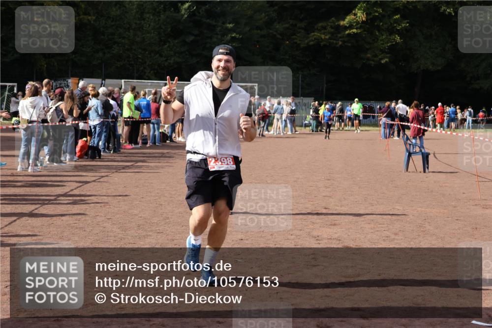 27.09.2026 - 35. Volkslauf durch das schöne Alstertal Strokosch-Dieckow http://msf.ph/oto/10576153 27.09.2026 12:30:25 Ziel 1074, 1104, 2398 meine-sportfotos.de
