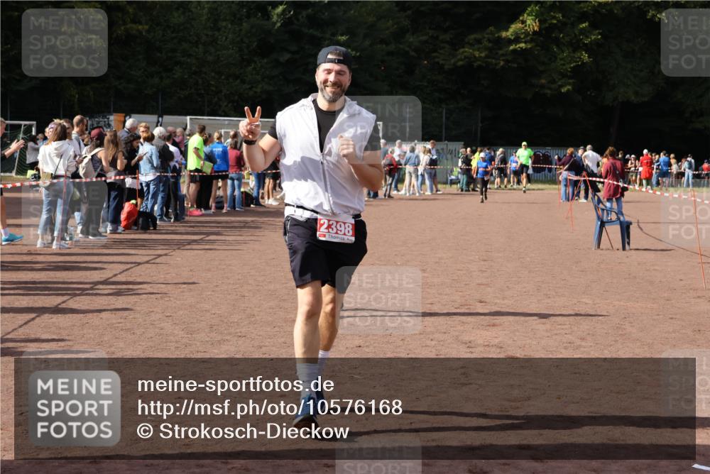 27.09.2026 - 35. Volkslauf durch das schöne Alstertal Strokosch-Dieckow http://msf.ph/oto/10576168 27.09.2026 12:30:25 Ziel 1074, 1104, 2398 meine-sportfotos.de