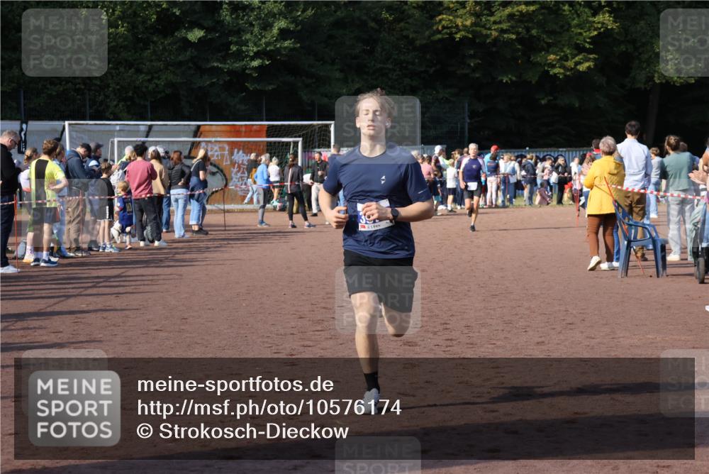 27.09.2026 - 35. Volkslauf durch das schöne Alstertal Strokosch-Dieckow http://msf.ph/oto/10576174 27.09.2026 11:20:01 Ziel 3398, 3978 meine-sportfotos.de