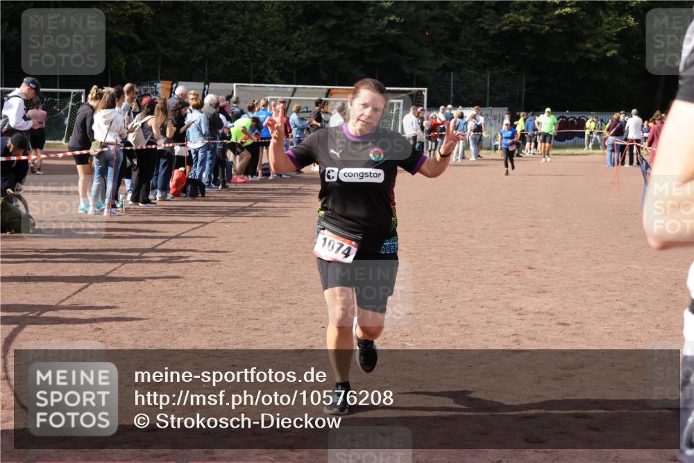 27.09.2026 - 35. Volkslauf durch das schöne Alstertal Strokosch-Dieckow http://msf.ph/oto/10576208 27.09.2026 12:30:27 Ziel 1074, 2398 meine-sportfotos.de