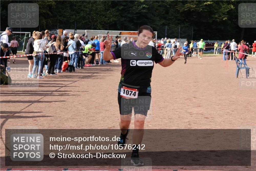 27.09.2026 - 35. Volkslauf durch das schöne Alstertal Strokosch-Dieckow http://msf.ph/oto/10576242 27.09.2026 12:30:28 Ziel 1074, 2398 meine-sportfotos.de
