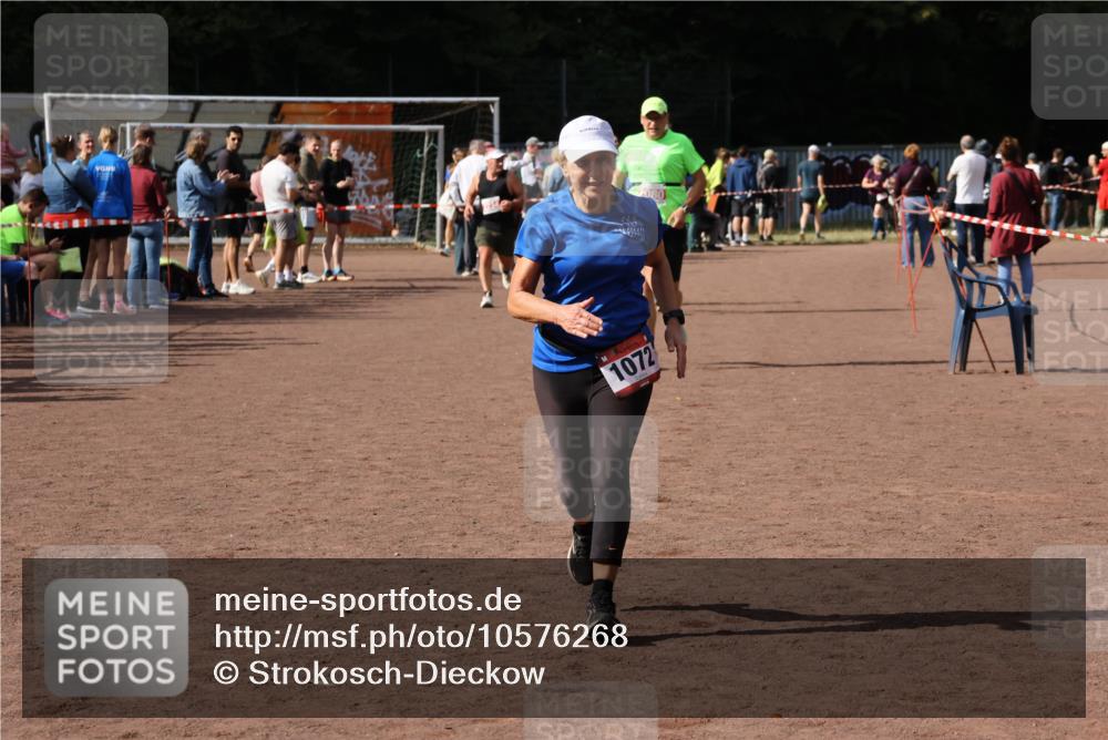 27.09.2026 - 35. Volkslauf durch das schöne Alstertal Strokosch-Dieckow http://msf.ph/oto/10576268 27.09.2026 12:30:38 Ziel 1072, 1647, 2080 meine-sportfotos.de