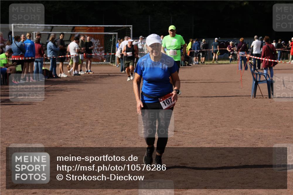 27.09.2026 - 35. Volkslauf durch das schöne Alstertal Strokosch-Dieckow http://msf.ph/oto/10576286 27.09.2026 12:30:39 Ziel 1072, 1647, 2080 meine-sportfotos.de