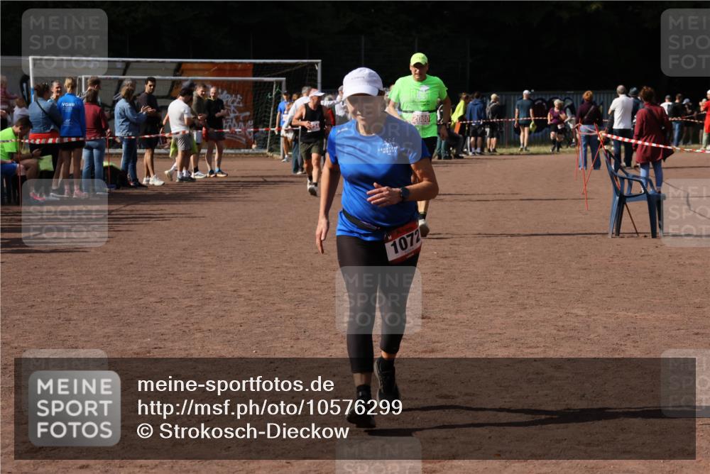 27.09.2026 - 35. Volkslauf durch das schöne Alstertal Strokosch-Dieckow http://msf.ph/oto/10576299 27.09.2026 12:30:39 Ziel 1072, 1647, 2080 meine-sportfotos.de