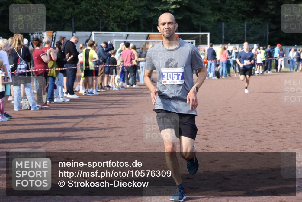 27.09.2026 - 35. Volkslauf durch das schöne Alstertal Strokosch-Dieckow http://msf.ph/oto/10576309 27.09.2026 11:19:56 Ziel 3057, 3978 meine-sportfotos.de