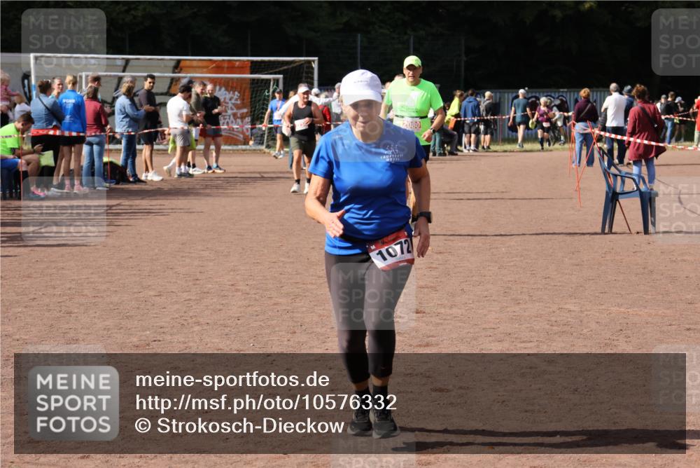 27.09.2026 - 35. Volkslauf durch das schöne Alstertal Strokosch-Dieckow http://msf.ph/oto/10576332 27.09.2026 12:30:39 Ziel 1072, 1647, 2080 meine-sportfotos.de