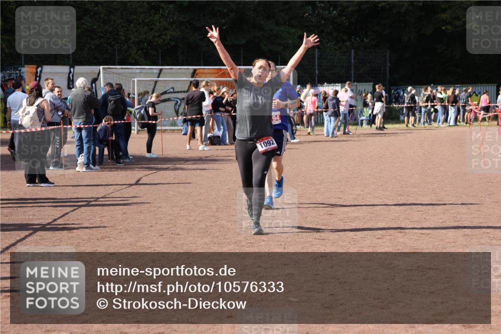 27.09.2026 - 35. Volkslauf durch das schöne Alstertal Strokosch-Dieckow http://msf.ph/oto/10576333 27.09.2026 12:38:28 Ziel 1092, 2194 meine-sportfotos.de