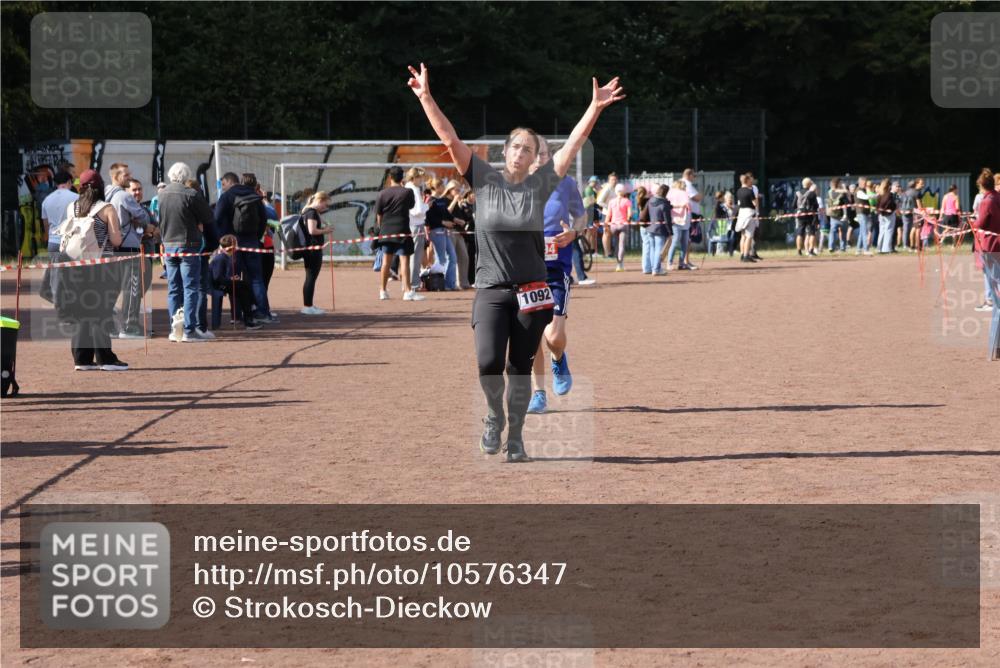 27.09.2026 - 35. Volkslauf durch das schöne Alstertal Strokosch-Dieckow http://msf.ph/oto/10576347 27.09.2026 12:38:28 Ziel 1092, 2194 meine-sportfotos.de