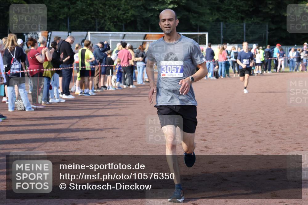 27.09.2026 - 35. Volkslauf durch das schöne Alstertal Strokosch-Dieckow http://msf.ph/oto/10576350 27.09.2026 11:19:56 Ziel 3057, 3978 meine-sportfotos.de