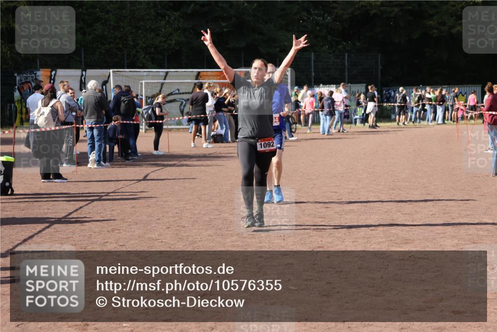 27.09.2026 - 35. Volkslauf durch das schöne Alstertal Strokosch-Dieckow http://msf.ph/oto/10576355 27.09.2026 12:38:29 Ziel 1092, 2194 meine-sportfotos.de