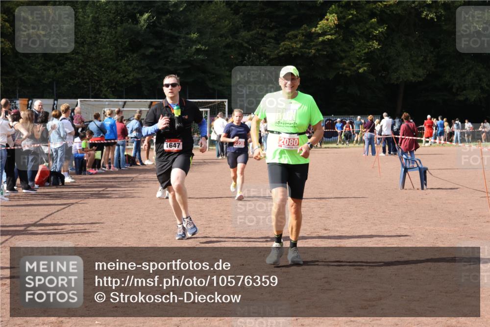 27.09.2026 - 35. Volkslauf durch das schöne Alstertal Strokosch-Dieckow http://msf.ph/oto/10576359 27.09.2026 12:30:44 Ziel 1072, 1647, 2080, 2230, 2234 meine-sportfotos.de