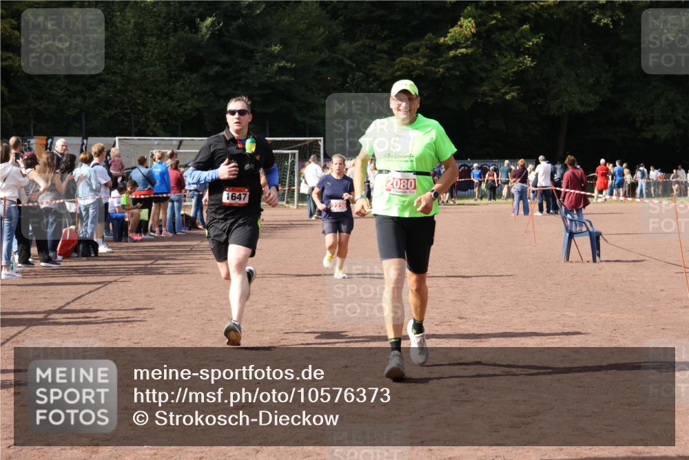 27.09.2026 - 35. Volkslauf durch das schöne Alstertal Strokosch-Dieckow http://msf.ph/oto/10576373 27.09.2026 12:30:44 Ziel 1072, 1647, 2080, 2230, 2234 meine-sportfotos.de