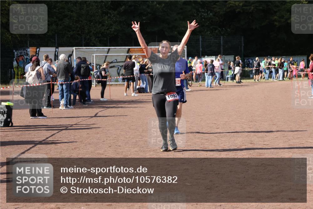 27.09.2026 - 35. Volkslauf durch das schöne Alstertal Strokosch-Dieckow http://msf.ph/oto/10576382 27.09.2026 12:38:29 Ziel 1092, 2194 meine-sportfotos.de