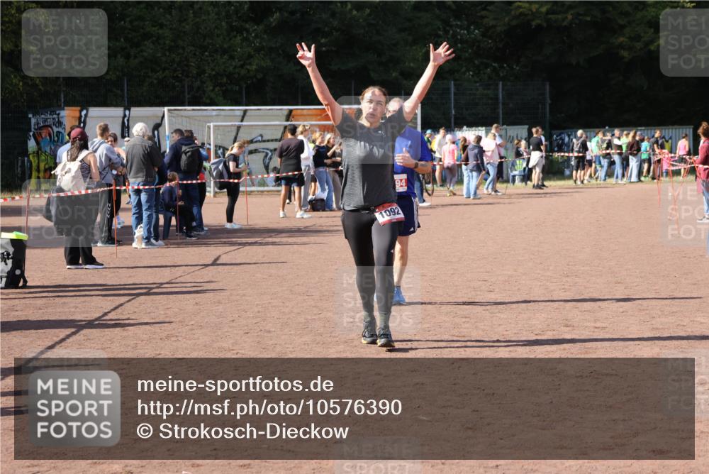 27.09.2026 - 35. Volkslauf durch das schöne Alstertal Strokosch-Dieckow http://msf.ph/oto/10576390 27.09.2026 12:38:29 Ziel 1092, 2194 meine-sportfotos.de