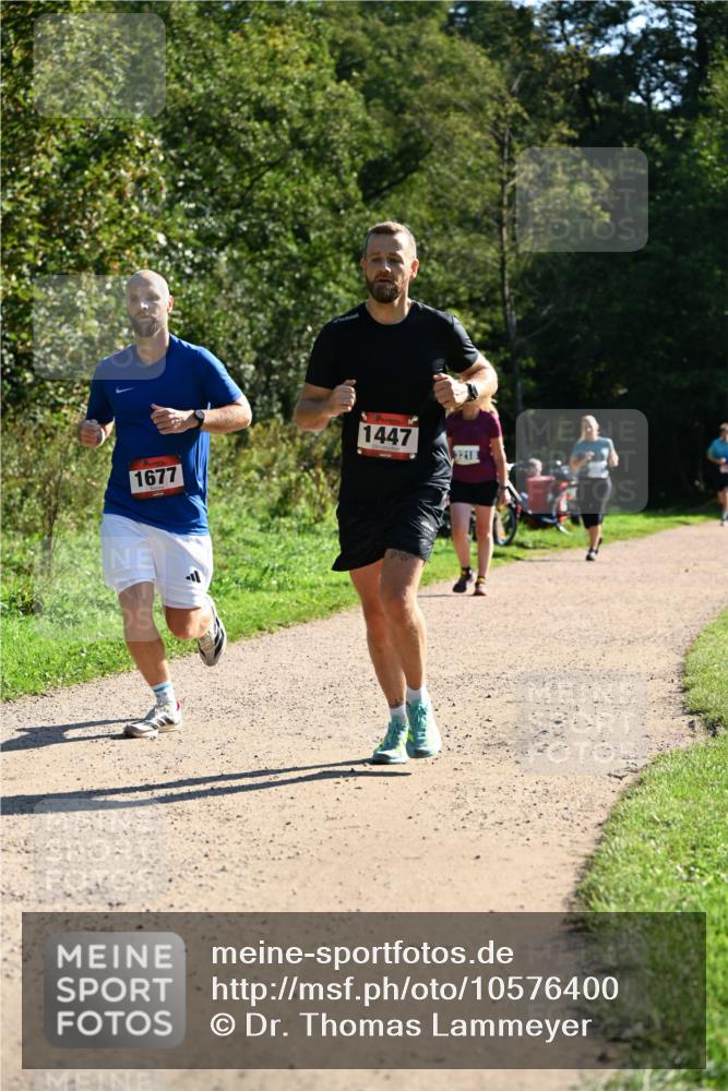 27.09.2026 - 35. Volkslauf durch das schöne Alstertal Dr. Thomas Lammeyer http://msf.ph/oto/10576400 27.09.2026 11:43:59 Laufen 1677, 1447, 3218 meine-sportfotos.de