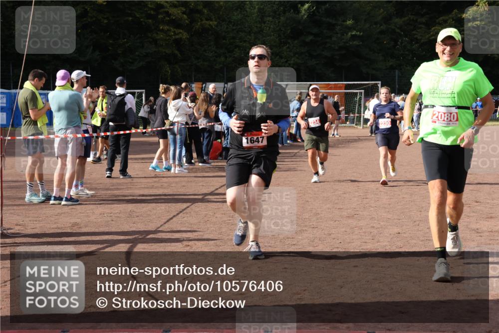 27.09.2026 - 35. Volkslauf durch das schöne Alstertal Strokosch-Dieckow http://msf.ph/oto/10576406 27.09.2026 12:30:45 Ziel 1647, 2080, 2230, 2234 meine-sportfotos.de