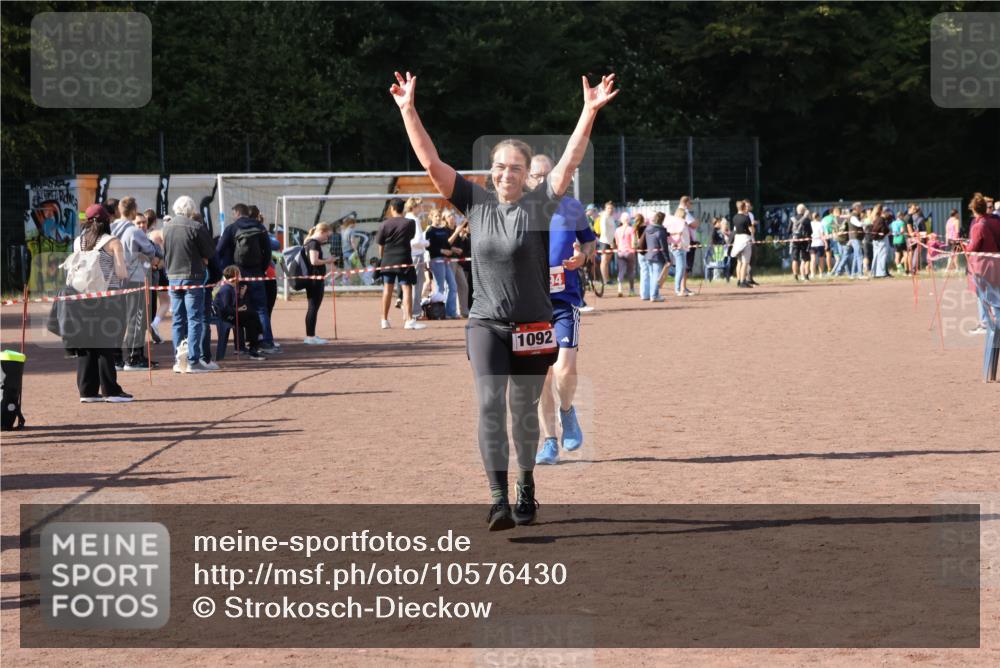 27.09.2026 - 35. Volkslauf durch das schöne Alstertal Strokosch-Dieckow http://msf.ph/oto/10576430 27.09.2026 12:38:29 Ziel 1092, 2194 meine-sportfotos.de