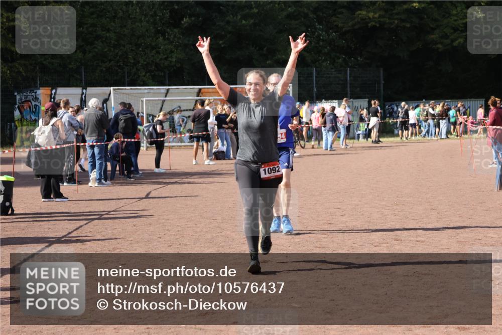 27.09.2026 - 35. Volkslauf durch das schöne Alstertal Strokosch-Dieckow http://msf.ph/oto/10576437 27.09.2026 12:38:29 Ziel 1092, 2194 meine-sportfotos.de