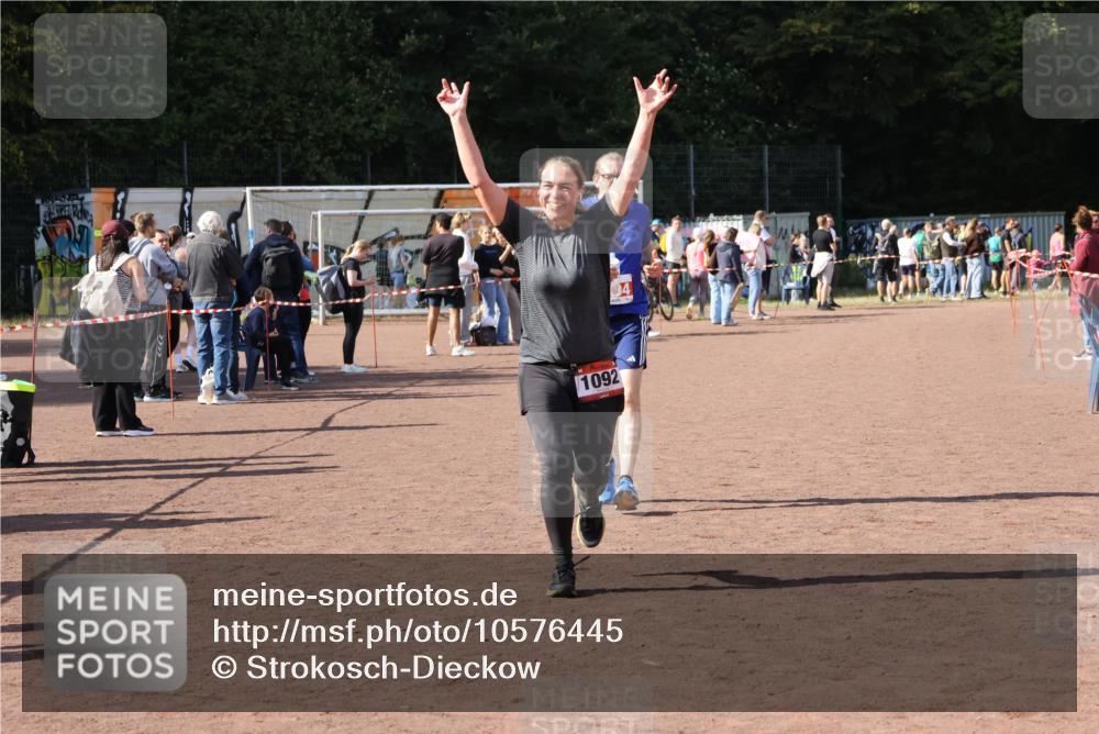 27.09.2026 - 35. Volkslauf durch das schöne Alstertal Strokosch-Dieckow http://msf.ph/oto/10576445 27.09.2026 12:38:29 Ziel 1092, 2194 meine-sportfotos.de