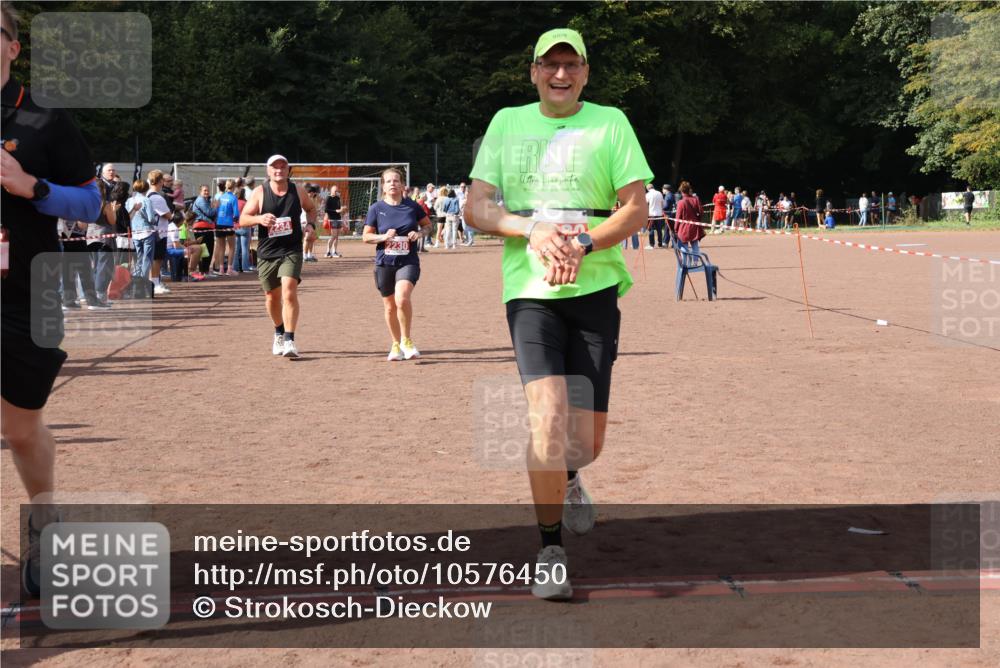 27.09.2026 - 35. Volkslauf durch das schöne Alstertal Strokosch-Dieckow http://msf.ph/oto/10576450 27.09.2026 12:30:45 Ziel 1647, 2080, 2230, 2234 meine-sportfotos.de