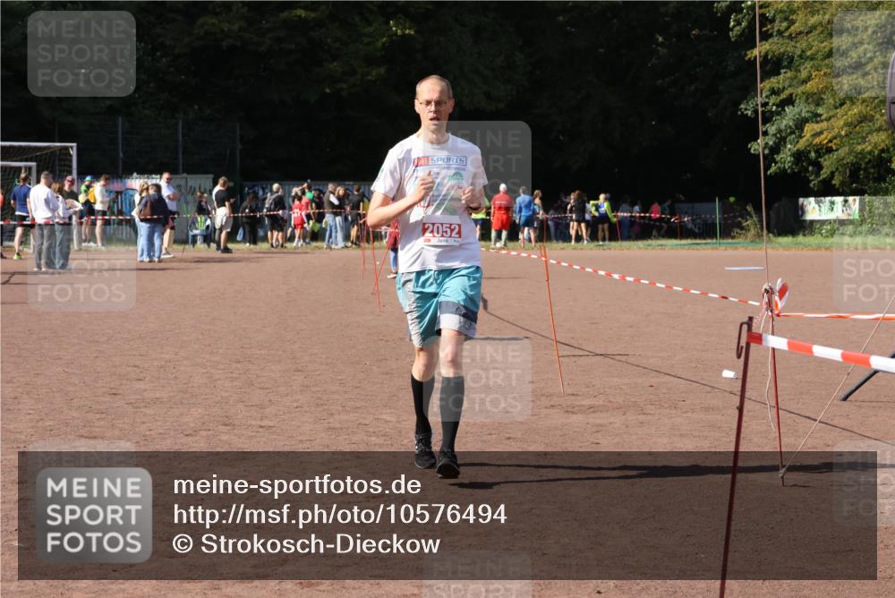 27.09.2026 - 35. Volkslauf durch das schöne Alstertal Strokosch-Dieckow http://msf.ph/oto/10576494 27.09.2026 12:38:55 Ziel 2052 meine-sportfotos.de