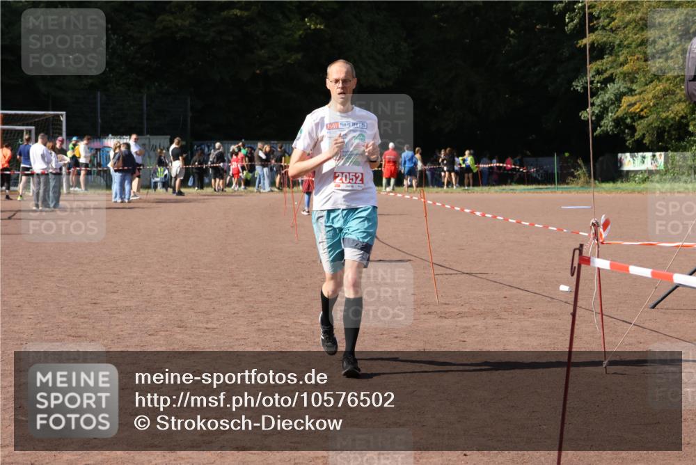 27.09.2026 - 35. Volkslauf durch das schöne Alstertal Strokosch-Dieckow http://msf.ph/oto/10576502 27.09.2026 12:38:55 Ziel 2052 meine-sportfotos.de