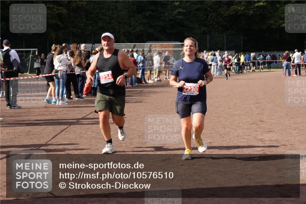 27.09.2026 - 35. Volkslauf durch das schöne Alstertal Strokosch-Dieckow http://msf.ph/oto/10576510 27.09.2026 12:30:47 Ziel 1647, 2080, 2230, 2234 meine-sportfotos.de