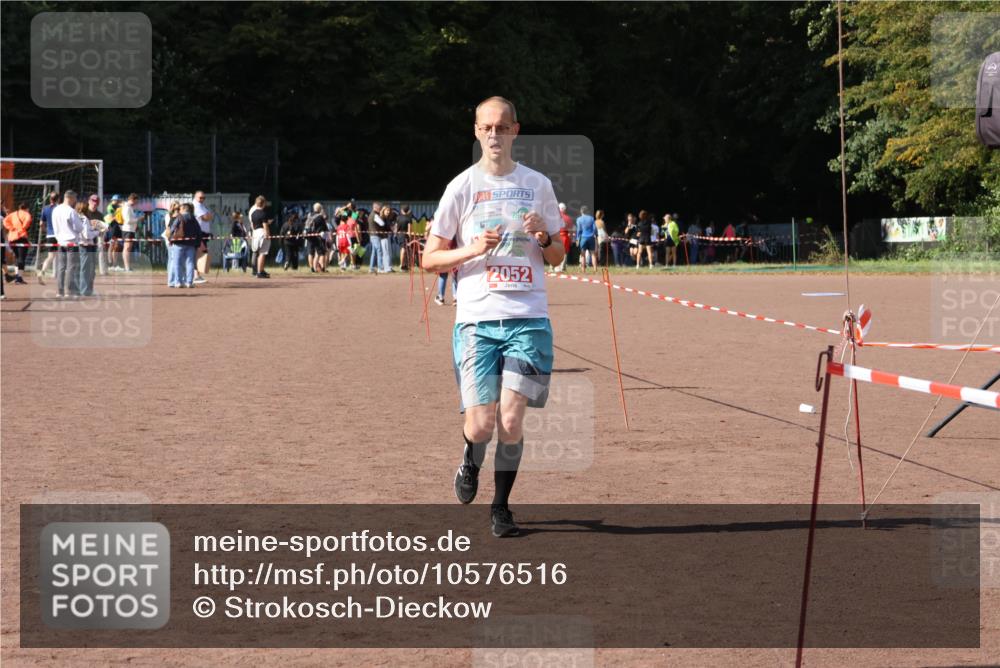 27.09.2026 - 35. Volkslauf durch das schöne Alstertal Strokosch-Dieckow http://msf.ph/oto/10576516 27.09.2026 12:38:55 Ziel 2052 meine-sportfotos.de