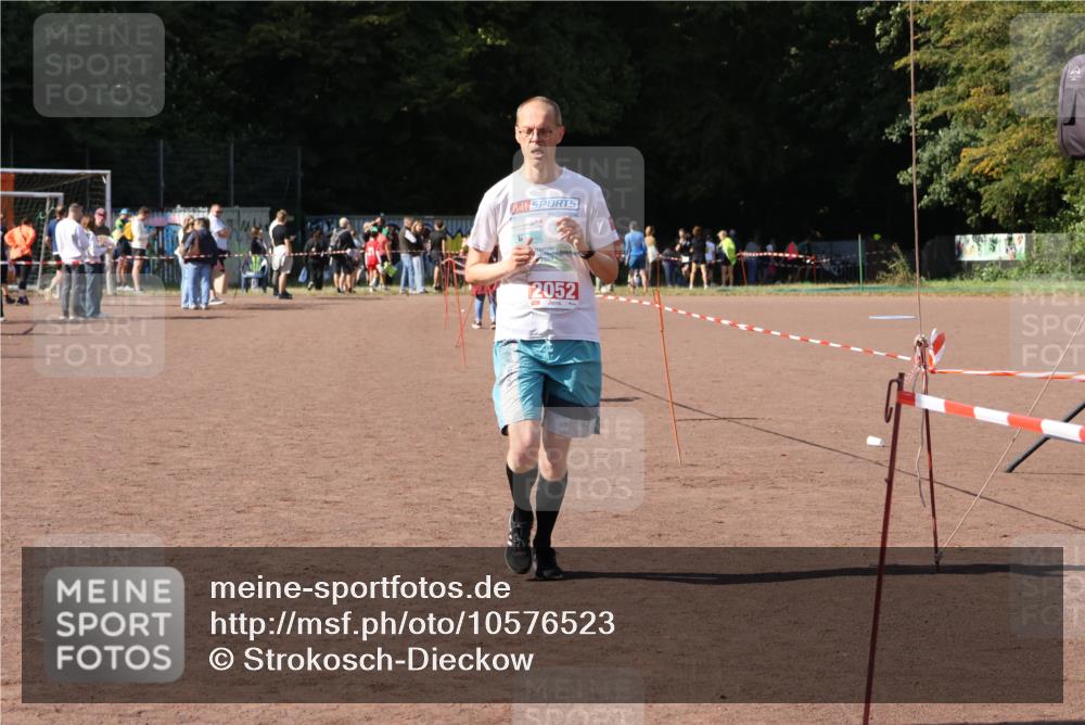 27.09.2026 - 35. Volkslauf durch das schöne Alstertal Strokosch-Dieckow http://msf.ph/oto/10576523 27.09.2026 12:38:55 Ziel 2052 meine-sportfotos.de