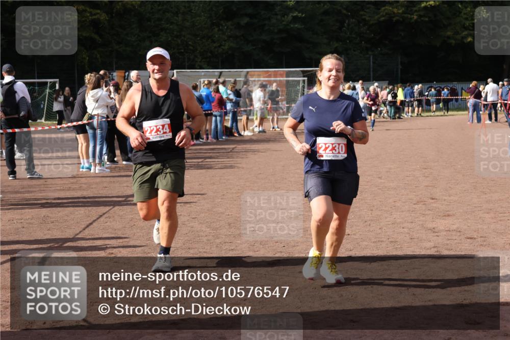 27.09.2026 - 35. Volkslauf durch das schöne Alstertal Strokosch-Dieckow http://msf.ph/oto/10576547 27.09.2026 12:30:48 Ziel 1647, 2080, 2230, 2234 meine-sportfotos.de