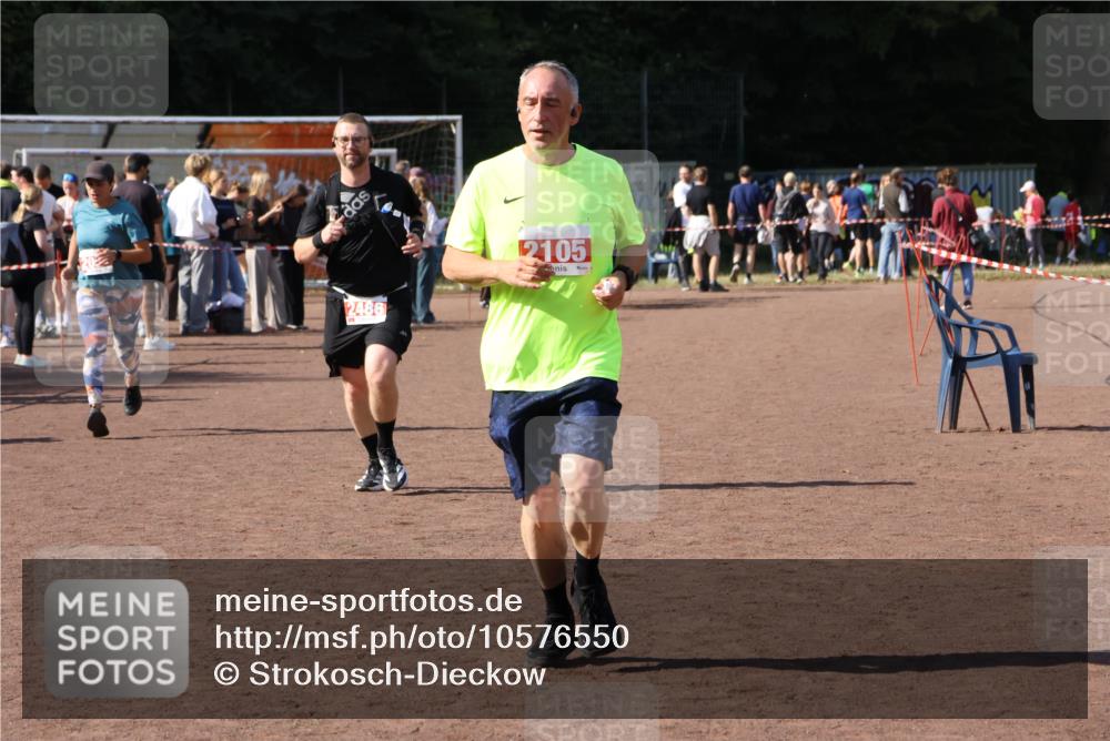 27.09.2026 - 35. Volkslauf durch das schöne Alstertal Strokosch-Dieckow http://msf.ph/oto/10576550 27.09.2026 12:39:16 Ziel 2064, 2105, 2486 meine-sportfotos.de