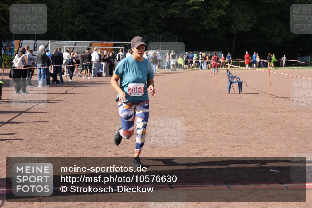 27.09.2026 - 35. Volkslauf durch das schöne Alstertal Strokosch-Dieckow http://msf.ph/oto/10576630 27.09.2026 12:39:21 Ziel 2064, 2105, 2486 meine-sportfotos.de
