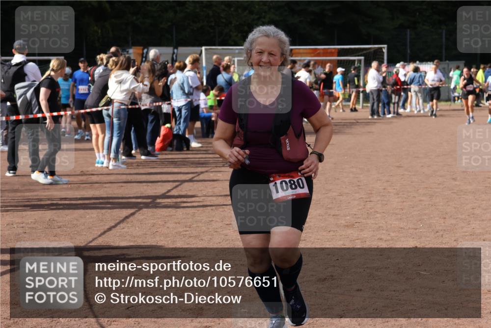 27.09.2026 - 35. Volkslauf durch das schöne Alstertal Strokosch-Dieckow http://msf.ph/oto/10576651 27.09.2026 12:31:01 Ziel 1080, 2245, 2248 meine-sportfotos.de