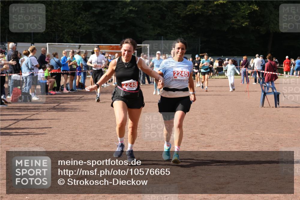 27.09.2026 - 35. Volkslauf durch das schöne Alstertal Strokosch-Dieckow http://msf.ph/oto/10576665 27.09.2026 12:31:09 Ziel 2012, 2013, 2245, 2248, 2310 meine-sportfotos.de