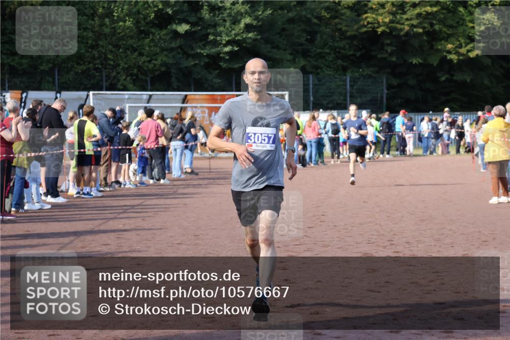 27.09.2026 - 35. Volkslauf durch das schöne Alstertal Strokosch-Dieckow http://msf.ph/oto/10576667 27.09.2026 11:19:55 Ziel 3057, 3978 meine-sportfotos.de