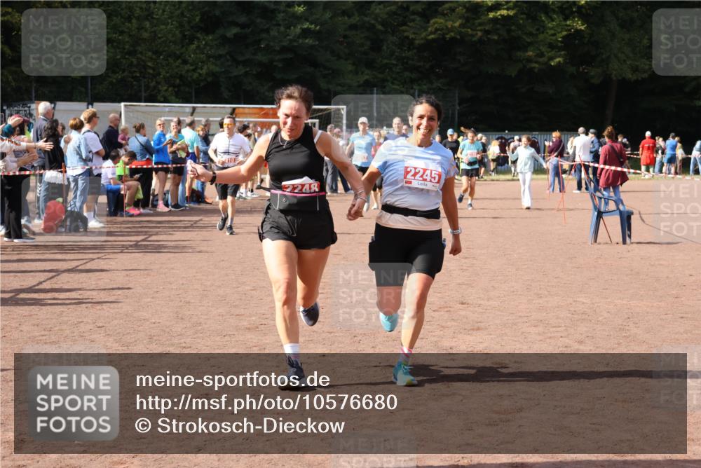 27.09.2026 - 35. Volkslauf durch das schöne Alstertal Strokosch-Dieckow http://msf.ph/oto/10576680 27.09.2026 12:31:09 Ziel 2012, 2013, 2245, 2248, 2310 meine-sportfotos.de