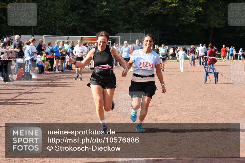 27.09.2026 - 35. Volkslauf durch das schöne Alstertal Strokosch-Dieckow http://msf.ph/oto/10576686 27.09.2026 12:31:09 Ziel 2012, 2013, 2245, 2248, 2310 meine-sportfotos.de
