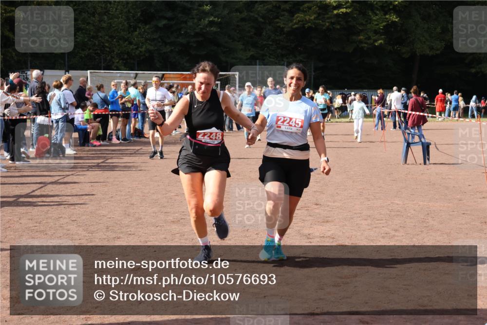 27.09.2026 - 35. Volkslauf durch das schöne Alstertal Strokosch-Dieckow http://msf.ph/oto/10576693 27.09.2026 12:31:09 Ziel 2012, 2013, 2245, 2248, 2310 meine-sportfotos.de