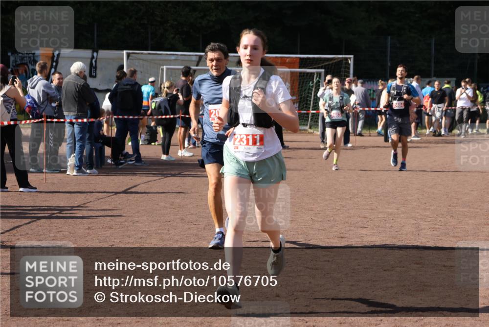 27.09.2026 - 35. Volkslauf durch das schöne Alstertal Strokosch-Dieckow http://msf.ph/oto/10576705 27.09.2026 12:39:44 Ziel 2079, 2311, 2483, 2484 meine-sportfotos.de