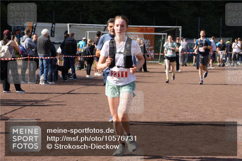 27.09.2026 - 35. Volkslauf durch das schöne Alstertal Strokosch-Dieckow http://msf.ph/oto/10576731 27.09.2026 12:39:44 Ziel 2079, 2311, 2483, 2484 meine-sportfotos.de