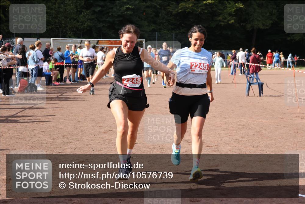 27.09.2026 - 35. Volkslauf durch das schöne Alstertal Strokosch-Dieckow http://msf.ph/oto/10576739 27.09.2026 12:31:09 Ziel 2012, 2013, 2245, 2248, 2310 meine-sportfotos.de