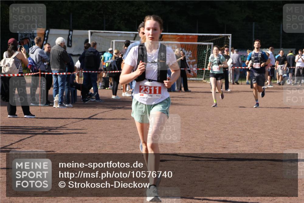 27.09.2026 - 35. Volkslauf durch das schöne Alstertal Strokosch-Dieckow http://msf.ph/oto/10576740 27.09.2026 12:39:44 Ziel 2079, 2311, 2483, 2484 meine-sportfotos.de