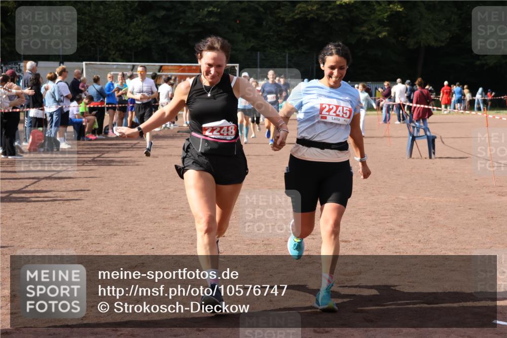 27.09.2026 - 35. Volkslauf durch das schöne Alstertal Strokosch-Dieckow http://msf.ph/oto/10576747 27.09.2026 12:31:09 Ziel 2012, 2013, 2245, 2248, 2310 meine-sportfotos.de